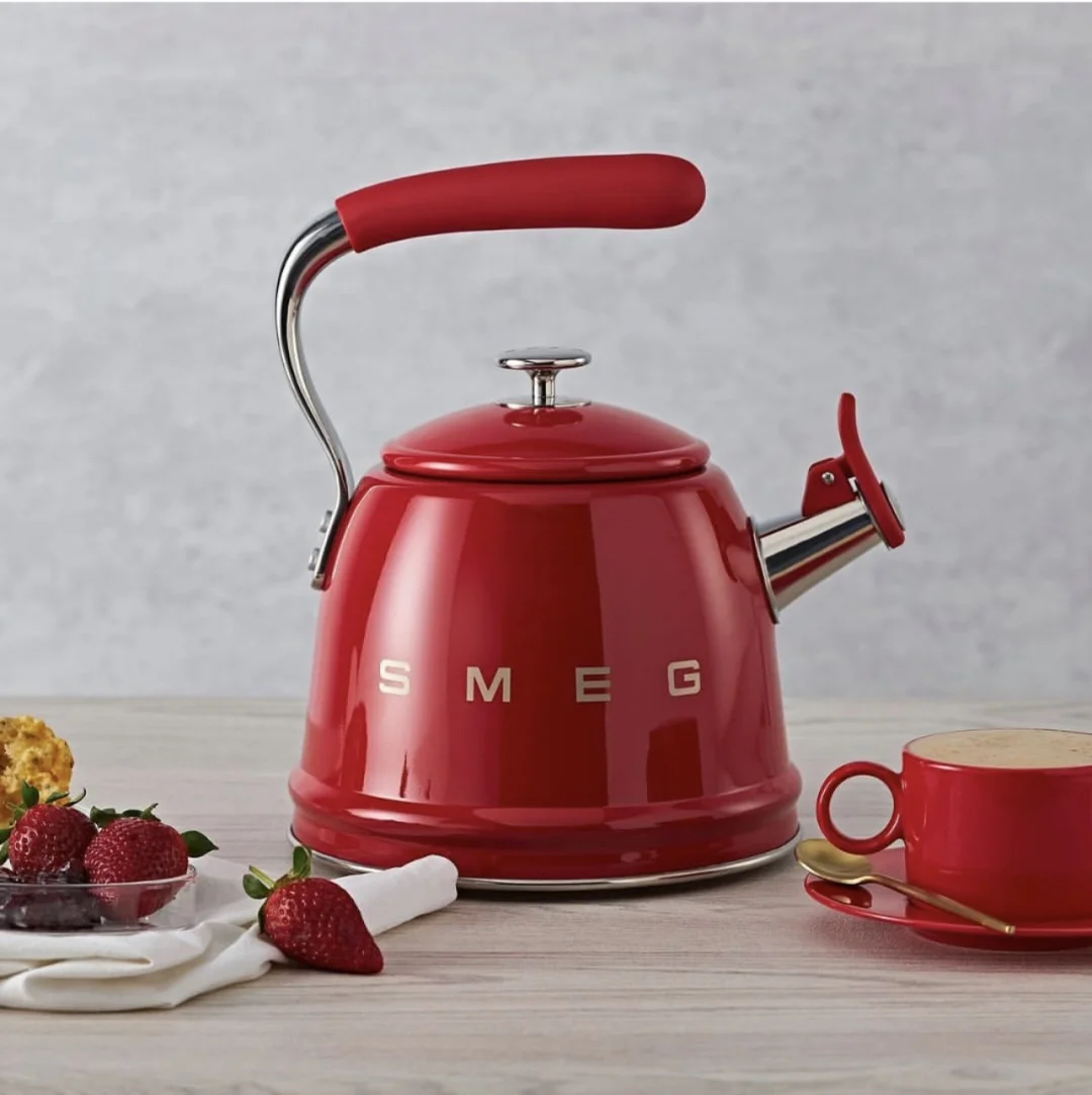 Фото Чайник со свистком SMEG CKLW2001RD