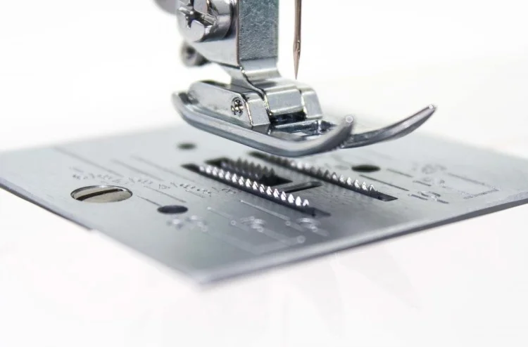 Картинка Швейная машина JANOME LE-30