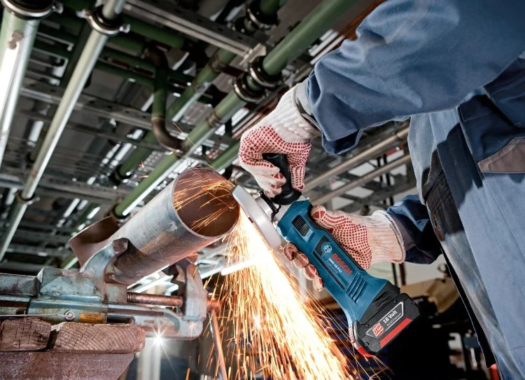 Картинка Шлифмашина BOSCH GWS 18 V-LI (060193A300) Картинка Шлифмашина BOSCH GWS 18 V-LI (060193A300)