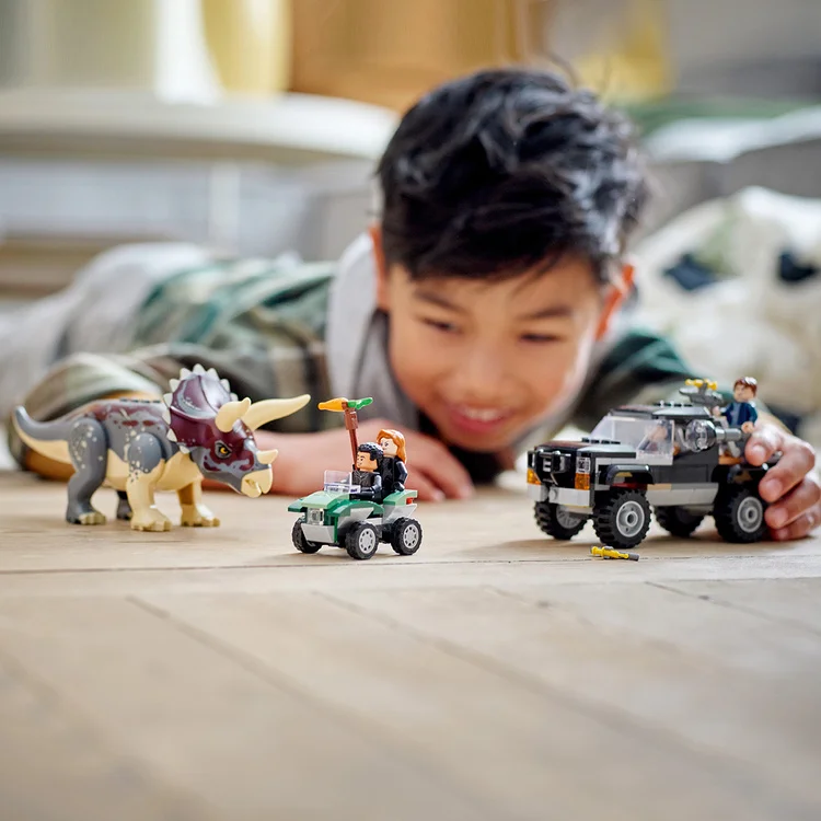 Картинка Конструктор LEGO Нападение трицератопса на пикап Jurassic World 76950