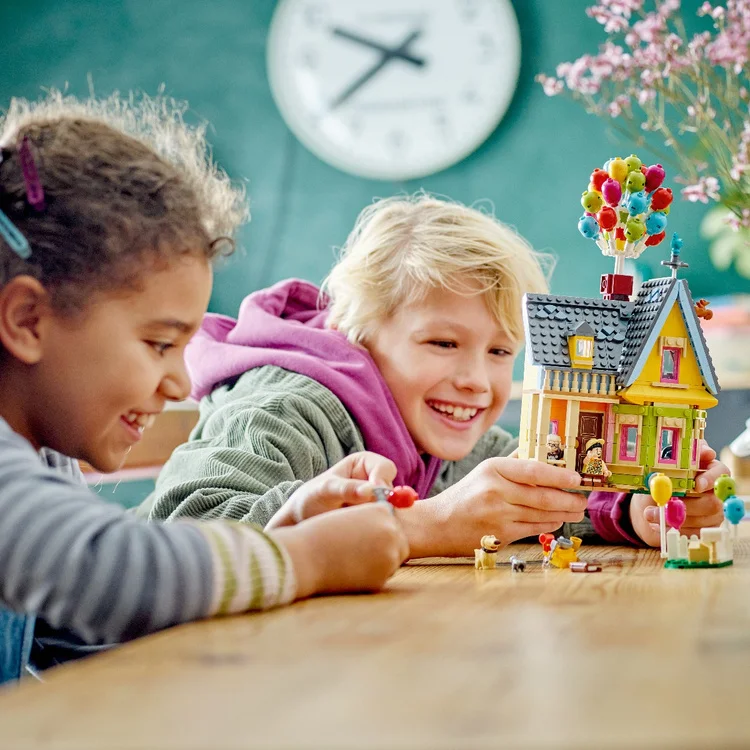 Цена Конструктор LEGO 43217 Дисней Дом из мультфильма Вверх