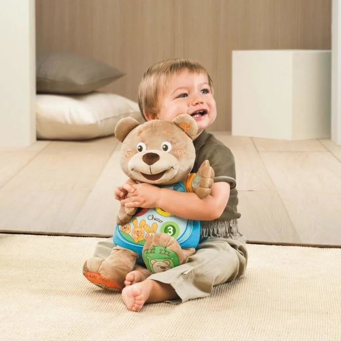 Фото Развивающая игрушка CHICCO Говорящий мишка Teddy рус./англ. 6м+ 00060014000180