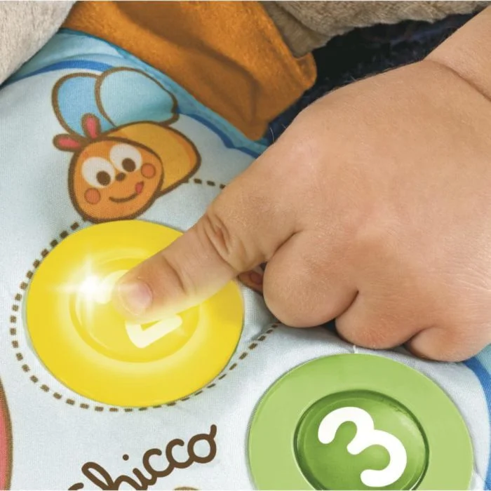 Цена Развивающая игрушка CHICCO Говорящий мишка Teddy рус./англ. 6м+ 00060014000180