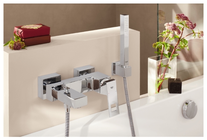 Фотография GROHE Смеситель для ванны GROHE Eurocube с душевым гарнитуром, хром 23141000