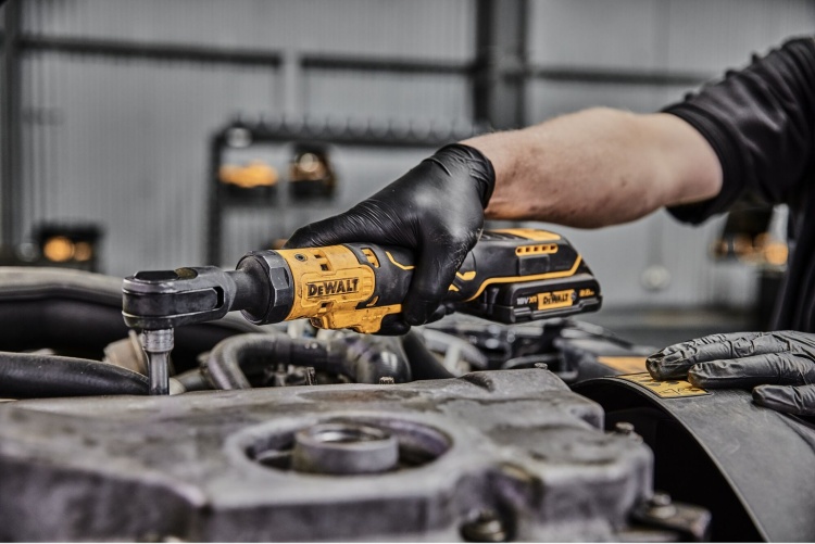 Картинка Гайковерт DeWALT DCF512D1G-QW