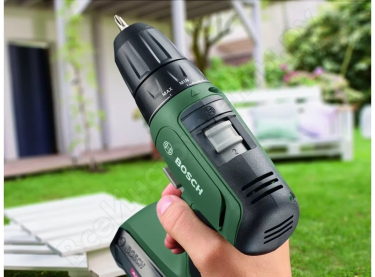 Фотография Дрель-шуруповерт BOSCH UniversalDrill 18V (2x1,5 Ah) + AL 1810 CV 06039D4002