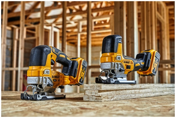 Цена Лобзик DeWALT DCS335N-XJ