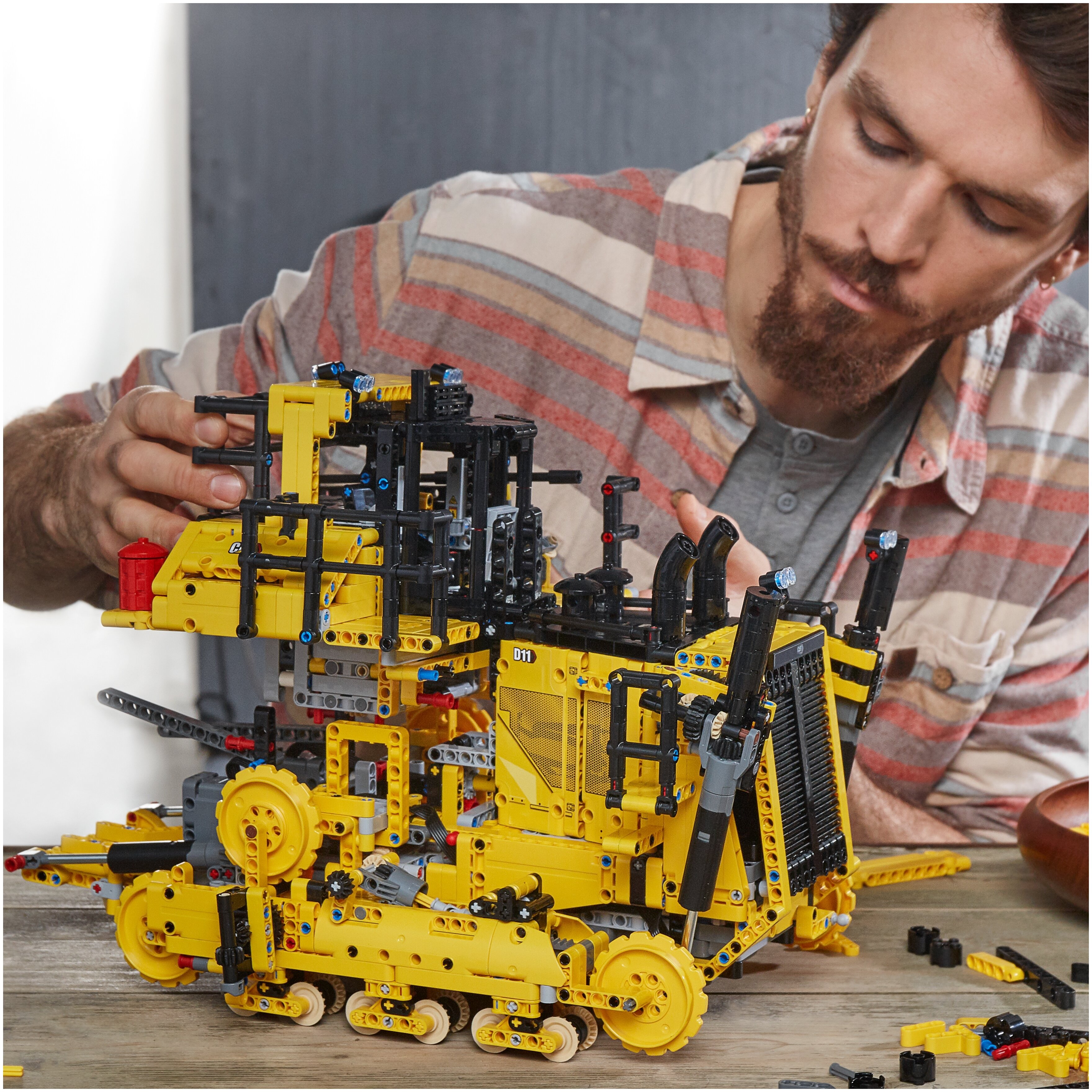 Конструктор LEGO Бульдозер Cat D11 на пультеуправления TECHNIC 42131 Казахстан