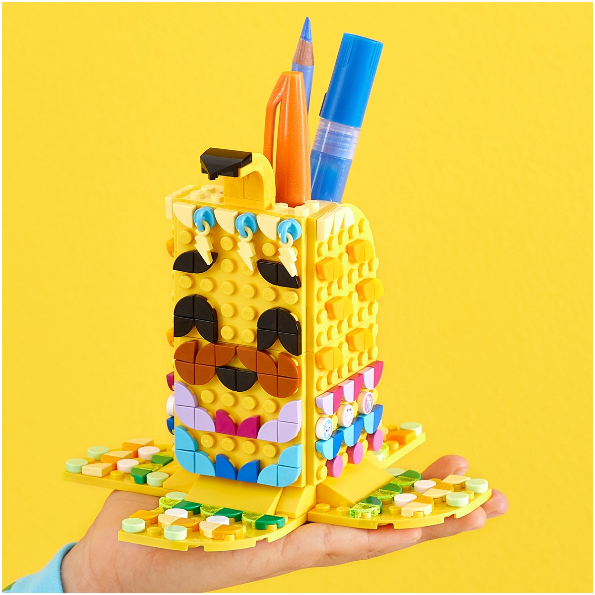 Цена Конструктор LEGO 41948 DOTs Подставка для карандашей «Милый банан»