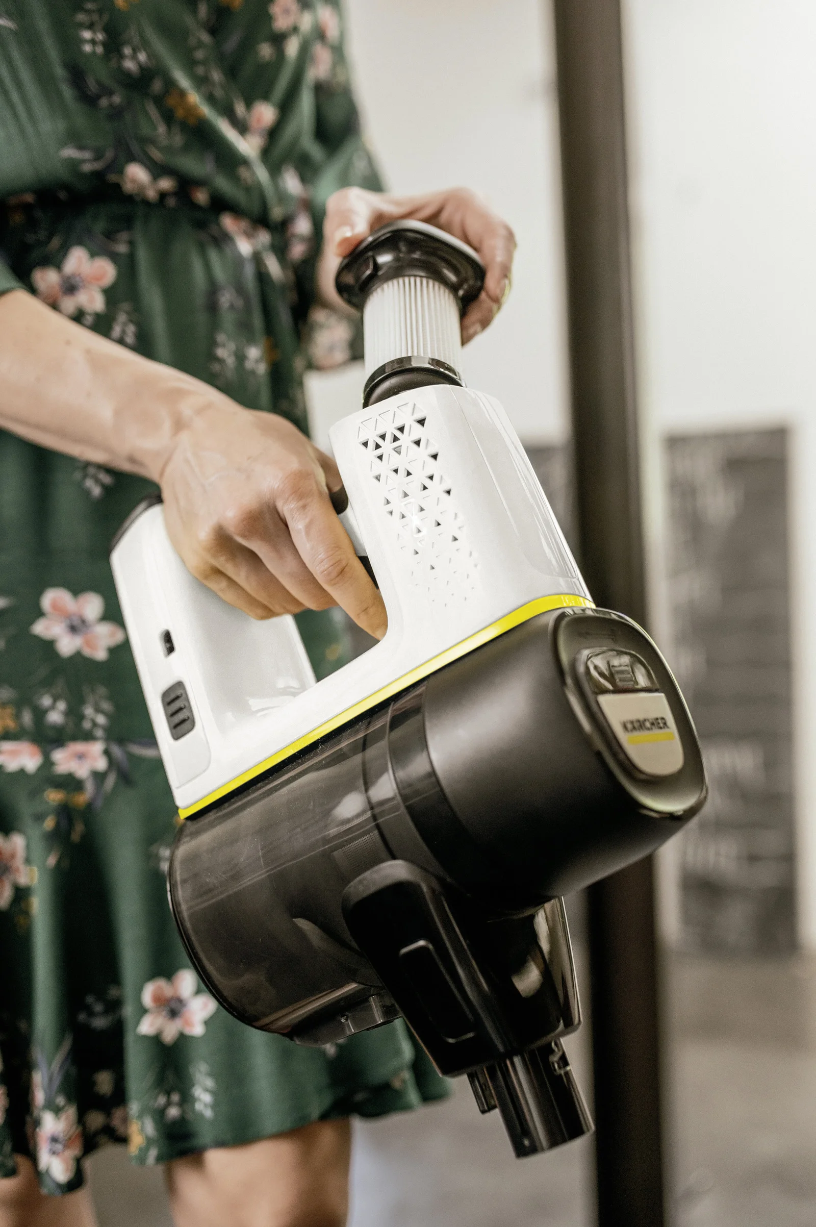 Фотография Пылесос KARCHER VC 6 Cordless ourFamily Pet (1.198-673.0)
