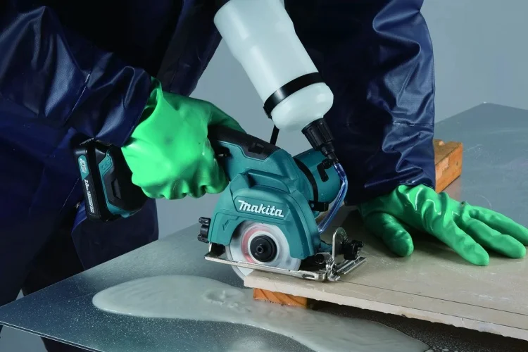Картинка Пила MAKITA CC301DWAE