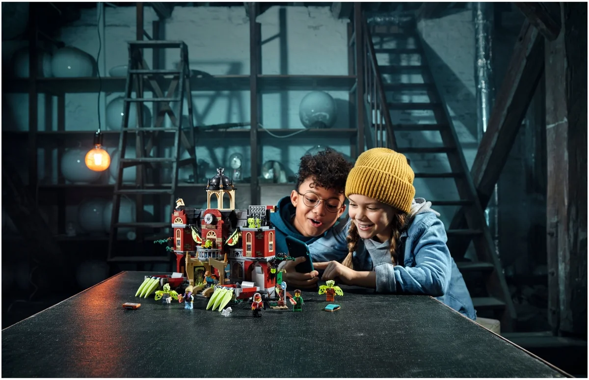 Картинка Конструктор LEGO Школа с привидениями Ньюбери Hidden Side 70425
