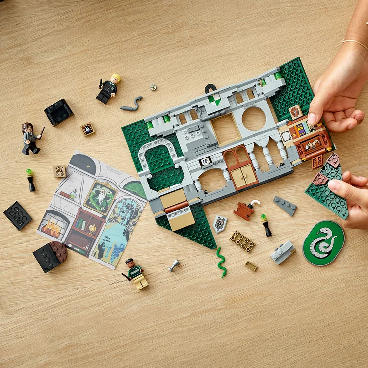 Картинка Конструктор LEGO 76410 Гарри Поттер Знамя факультета Слизерин