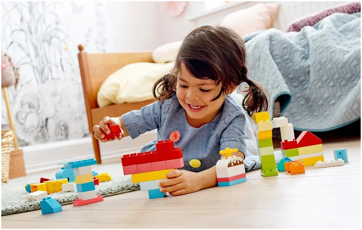 Конструктор LEGO 10909 Классика Шкатулка-сердечко Казахстан
